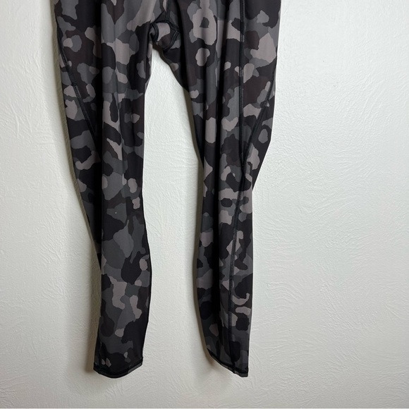 Athleta Women's Black Gray Lightning Camo 7/8 Tight Leggings Size M - Picture 2 of 8